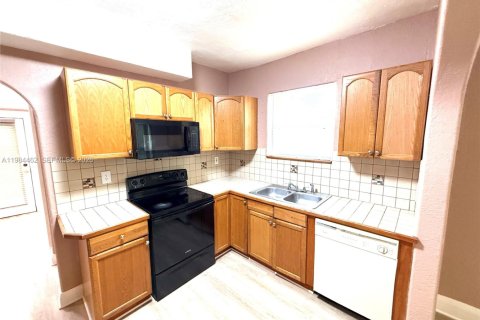 Villa ou maison à vendre à Tampa, Floride: 3 chambres, 106.47 m2 № 2047285 - photo 11