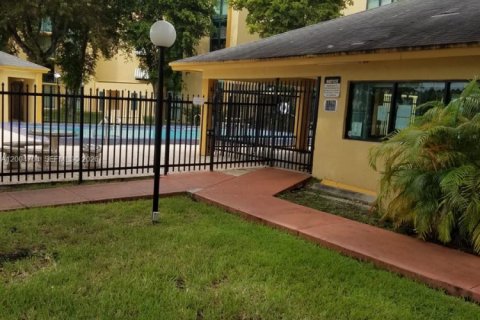Condo in Miami, Florida, 2 bedrooms  № 2074917 - photo 7