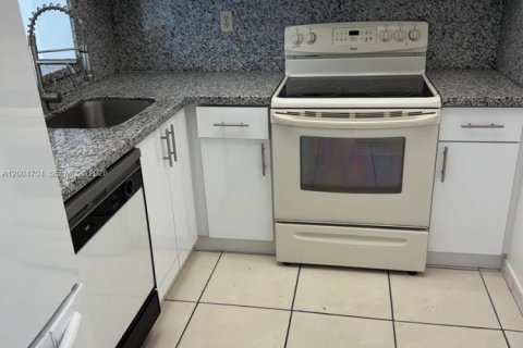 Condo in Miami, Florida, 2 bedrooms  № 2074917 - photo 2