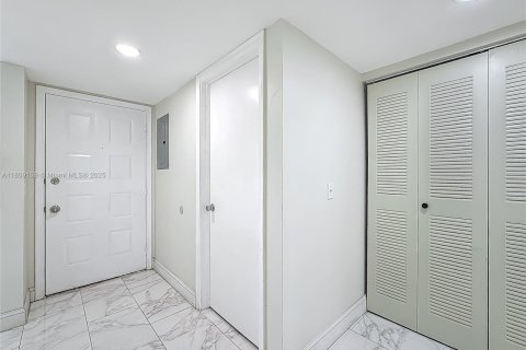 Condo in Pembroke Pines, Florida, 2 bedrooms  № 1750381 - photo 11