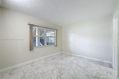 Condo in Pembroke Pines, Florida, 2 bedrooms  № 1750381 - photo 27