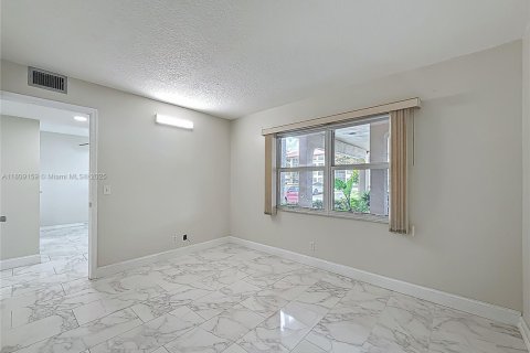 Condo in Pembroke Pines, Florida, 2 bedrooms  № 1750381 - photo 25