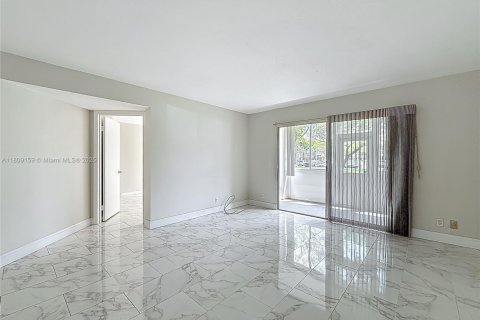 Condo in Pembroke Pines, Florida, 2 bedrooms  № 1750381 - photo 21