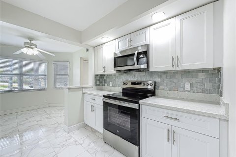 Condo in Pembroke Pines, Florida, 2 bedrooms  № 1750381 - photo 2