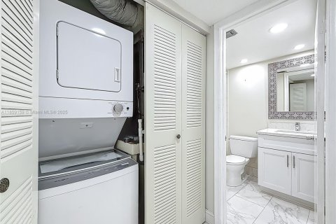 Condo in Pembroke Pines, Florida, 2 bedrooms  № 1750381 - photo 16