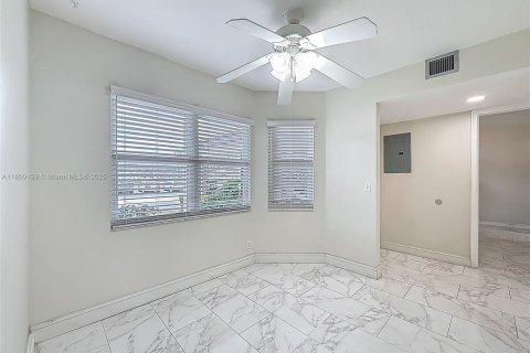 Condo in Pembroke Pines, Florida, 2 bedrooms  № 1750381 - photo 12