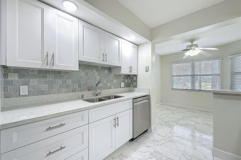 Condo in Pembroke Pines, Florida, 2 bedrooms  № 1750381 - photo 6