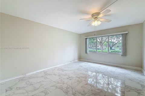 Condo in Pembroke Pines, Florida, 2 bedrooms  № 1750381 - photo 17