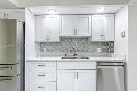 Condo in Pembroke Pines, Florida, 2 bedrooms  № 1750381 - photo 4