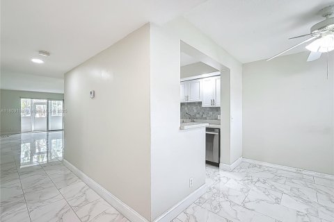 Condo in Pembroke Pines, Florida, 2 bedrooms  № 1750381 - photo 8