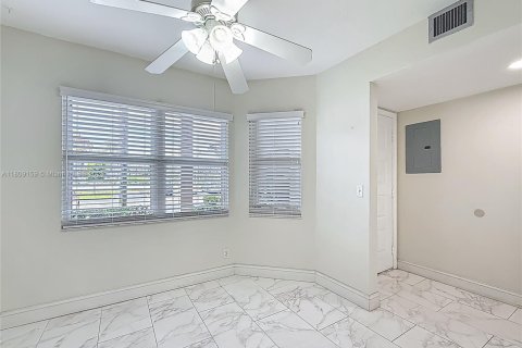 Condo in Pembroke Pines, Florida, 2 bedrooms  № 1750381 - photo 13