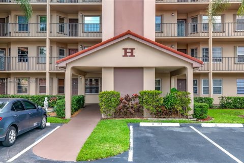 Condo in Pembroke Pines, Florida, 2 bedrooms  № 1750381 - photo 1