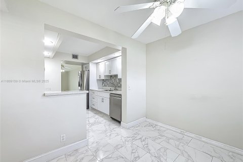 Condo in Pembroke Pines, Florida, 2 bedrooms  № 1750381 - photo 9