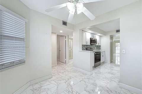 Condo in Pembroke Pines, Florida, 2 bedrooms  № 1750381 - photo 10