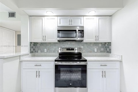 Condo in Pembroke Pines, Florida, 2 bedrooms  № 1750381 - photo 7