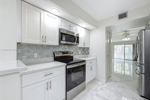 Condo in Pembroke Pines, Florida, 2 bedrooms  № 1750381 - photo 5