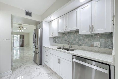 Condo in Pembroke Pines, Florida, 2 bedrooms  № 1750381 - photo 3