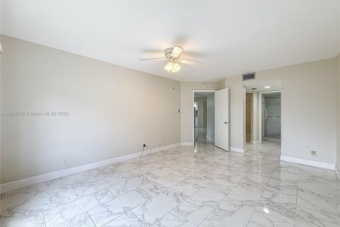 Condo in Pembroke Pines, Florida, 2 bedrooms  № 1750381 - photo 18