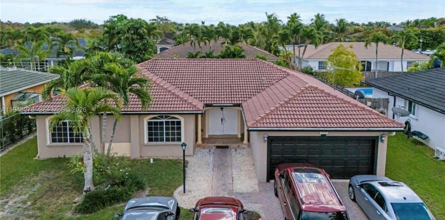 House in Miami, Florida 3 bedrooms, 165.92 sq.m. № 2152778