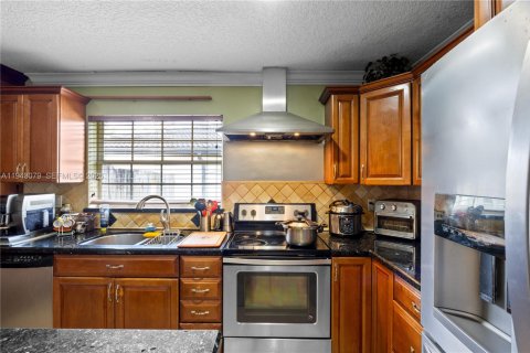 House in Miami, Florida 3 bedrooms, 165.92 sq.m. № 2152778 - photo 12