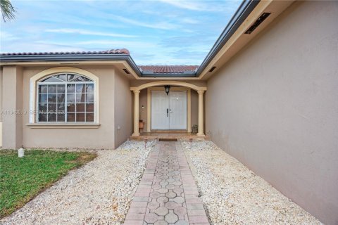 House in Miami, Florida 3 bedrooms, 165.92 sq.m. № 2152778 - photo 2