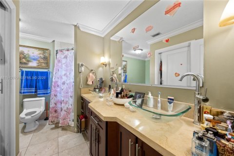 House in Miami, Florida 3 bedrooms, 165.92 sq.m. № 2152778 - photo 23