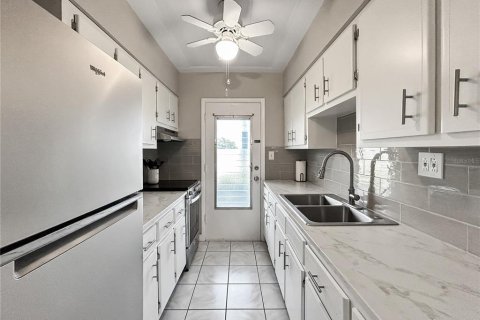 Condo in Lakeland, Florida, 2 bedrooms № 2232595 - photo 12