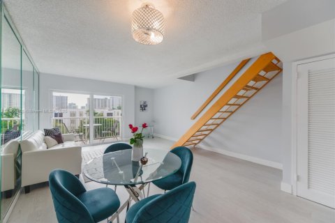 Condominio en venta en Sunny Isles Beach, Florida, 1 dormitorio, 86.4 m2 № 2012220 - foto 3