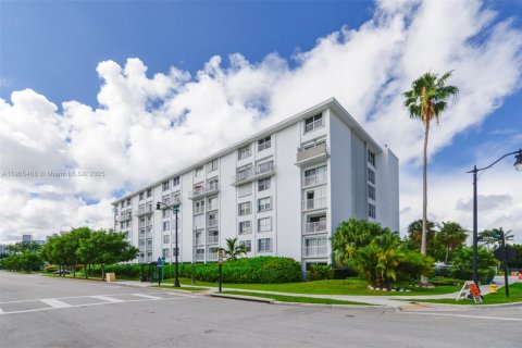 Condominio en venta en Sunny Isles Beach, Florida, 1 dormitorio, 86.4 m2 № 2012220 - foto 27