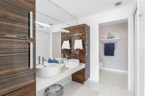 Condo in Miami, Florida, 2 bedrooms  № 1708545 - photo 12