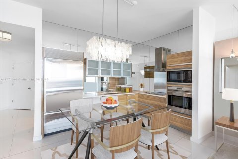 Condo in Miami, Florida, 2 bedrooms  № 1708545 - photo 11