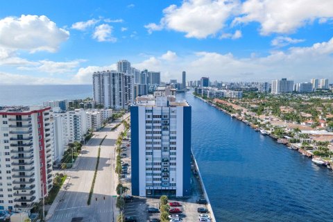 Copropriété à vendre à Hollywood, Floride: 2 chambres, 116.31 m2 № 2370215 - photo 2