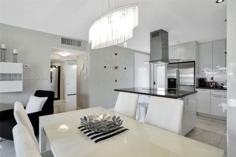 Condo in Lauderhill, Florida, 2 bedrooms  № 1715579 - photo 9