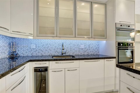 Condo in Lauderhill, Florida, 2 bedrooms  № 1715579 - photo 3