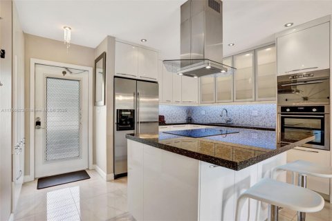 Condo in Lauderhill, Florida, 2 bedrooms  № 1715579 - photo 1