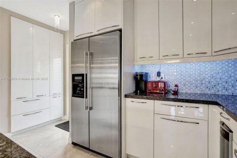 Condo in Lauderhill, Florida, 2 bedrooms  № 1715579 - photo 4