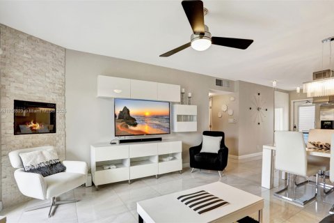 Condo in Lauderhill, Florida, 2 bedrooms  № 1715579 - photo 10