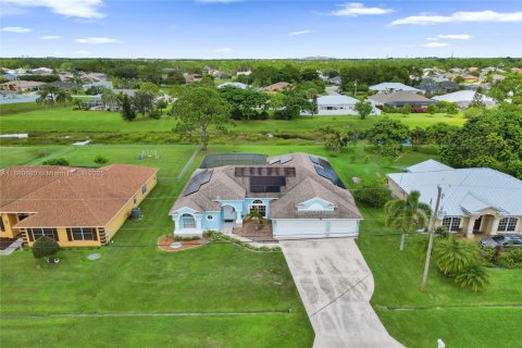 House in Port St. Lucie, Florida 4 bedrooms, 223.8 sq.m. № 1928450 - photo 2