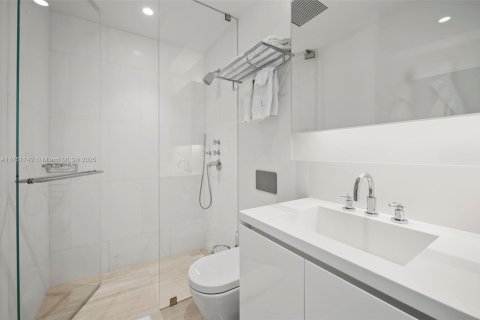 Condo in Surfside, Florida, 3 bedrooms  № 1859997 - photo 19