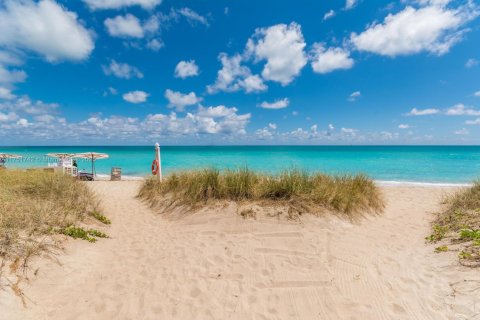 Condo in Surfside, Florida, 3 bedrooms  № 1859997 - photo 23