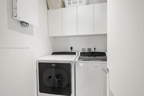 Condo in Surfside, Florida, 3 bedrooms  № 1859997 - photo 21