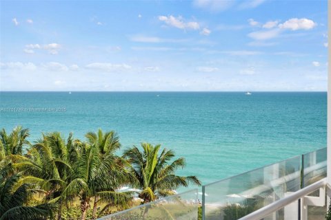 Condo in Surfside, Florida, 3 bedrooms  № 1859997 - photo 16