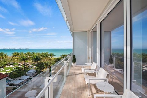 Condo in Surfside, Florida, 3 bedrooms  № 1859997 - photo 1