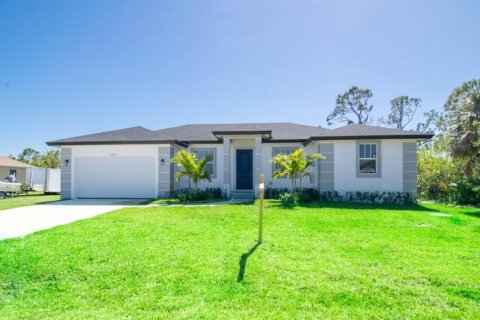 House in Port Charlotte, Florida 4 bedrooms, 161.93 sq.m. № 2330210