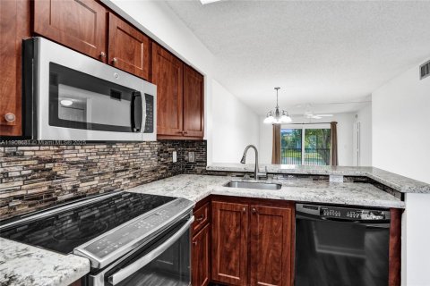 Copropriété à vendre à Pompano Beach, Floride: 2 chambres, 76.64 m2 № 2013888 - photo 9