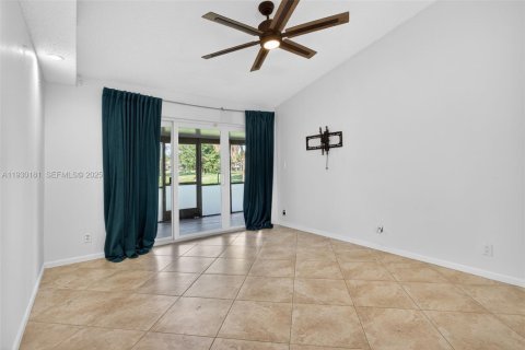 House in Margate, Florida 2 bedrooms, 115.01 sq.m. № 1991453 - photo 12