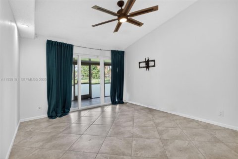 House in Margate, Florida 2 bedrooms, 115.01 sq.m. № 1991453 - photo 15