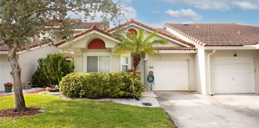 House in Margate, Florida 2 bedrooms, 115.01 sq.m. № 1991453