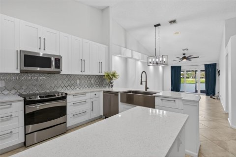 House in Margate, Florida 2 bedrooms, 115.01 sq.m. № 1991453 - photo 4