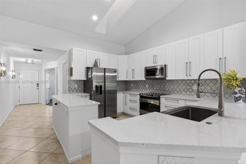 House in Margate, Florida 2 bedrooms, 115.01 sq.m. № 1991453 - photo 8